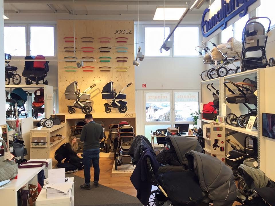 Joolz-Shop-in-Shop mit Holzwand, Schiebebügeln und Kinderwagen bei Reinartz in München